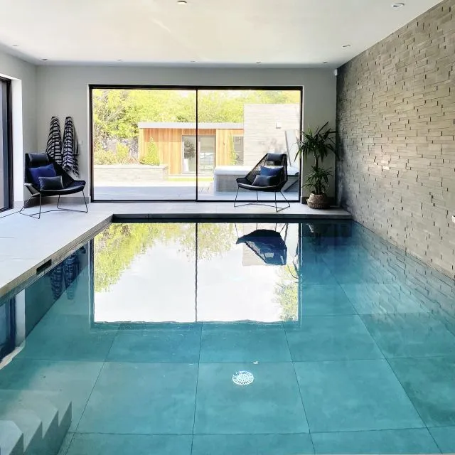 Not very often I get to be involved with swimming pool design, but I’ve been asked to do another one since - it’s like buses 🚌 😆. This super modern new build needed something different from the usual mini mosaics and metal steps. The stacked stone wall @norstone runs outside and wraps around a sunken hot tub, and the large format concrete tiles from @porcelanosa have been used for pool, steps and surround. Just to bring me back down to Earth the paddling pool had its first outing at home yesterday, I MAY have gone in it….
#indoorswimmingpool #swimmingpooldesign #luxurynewbuild #concretetiles #interiordesignnottingham #designupnorth #luxuryinteriors #slidingdoors