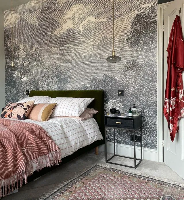 What normally hangs on that hook of course is my fluffy full length dressing gown, but somehow it didn’t make the shot....🤷‍♀️ #instagramvsreality #myhousethismonth
#interiordesignnottingham 
#dailyhomeshare
#designupnorth
#luxuryinteriorsonabudget
#interiorboom
#rockininteriors
#stripedbedding 
#myfabhome
#styleithappy
#myhometrend
#wallmural 
#thiscreativehome
#myhomevibe
#ukicyou
#myvintageabode
#howwedwell
#apartmenttherapy
#designsponge
#walltowallstyle
#myperiodhomestyle
#mycreativeinterior
#eclectichome
#victorianterrace
#interiorsthatcrush