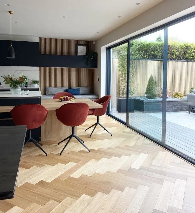 Slightly different angle of this space, showing how important it is for interior and garden designers to talk to each other 😀- that fence was completely different in the original garden design, but we put our heads together to make sure there was continuity with the @acupanel panelling which has made such a difference….. #gardendesign #wallpanelling #luxurynewbuild #oakparquetflooring #blackkitchen #slimslidingdoors #flushthreshold #interiordesignnottingham #moderninteriordesign